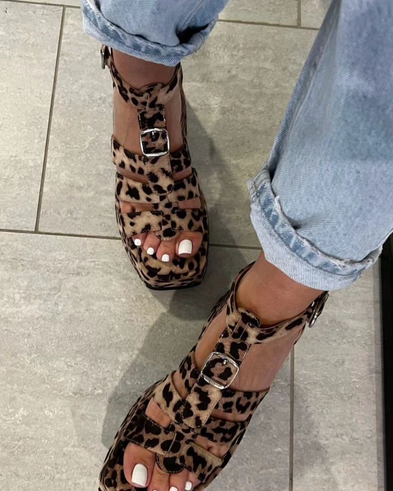 Leopard print arch supportCasual sandals